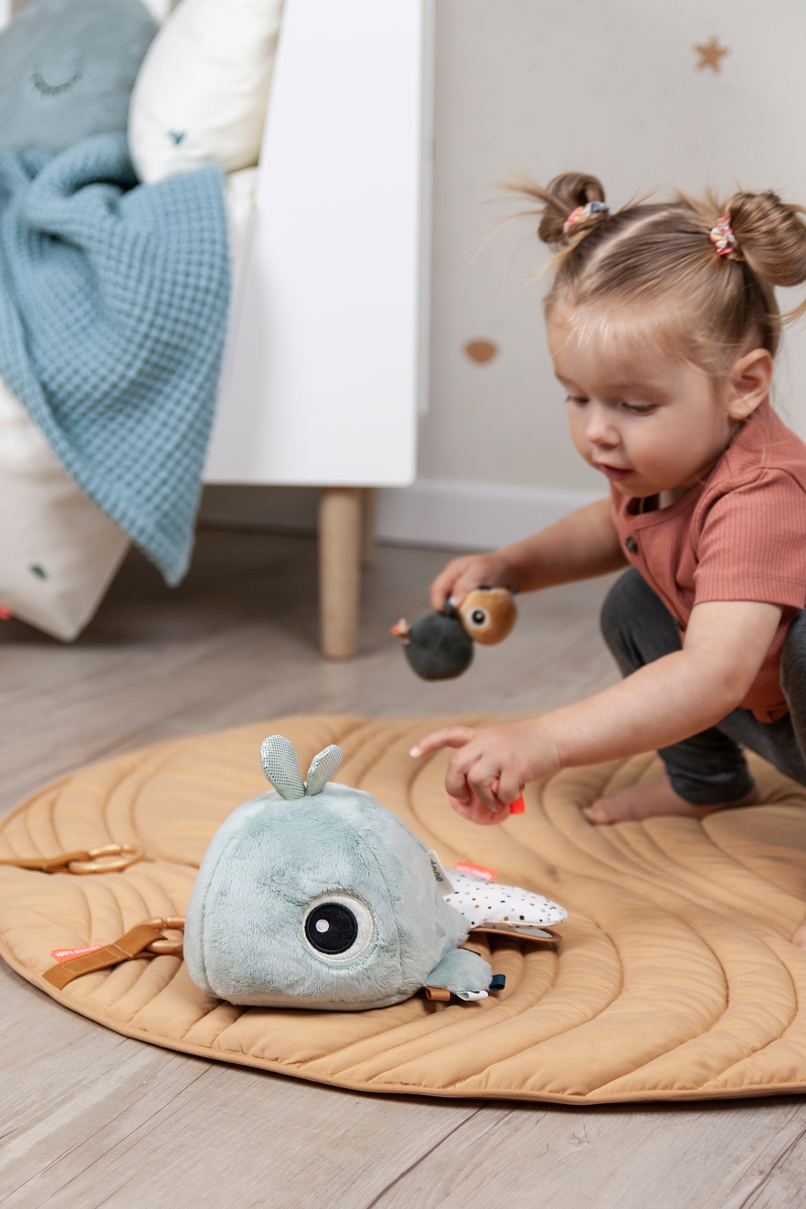 jouet d'éveil cache-cache baleine P'tits Loups Shop